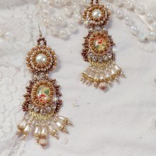 BO Reflets de Rosée están bordados con perlas nacaradas, cristales Swarovski y ganchos de oro de 14 quilates.
